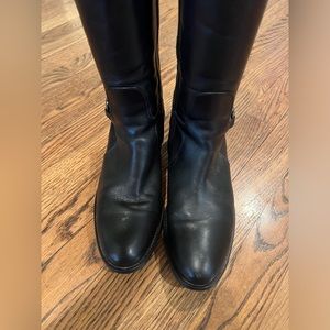 Like New! Beautiful low heel boot